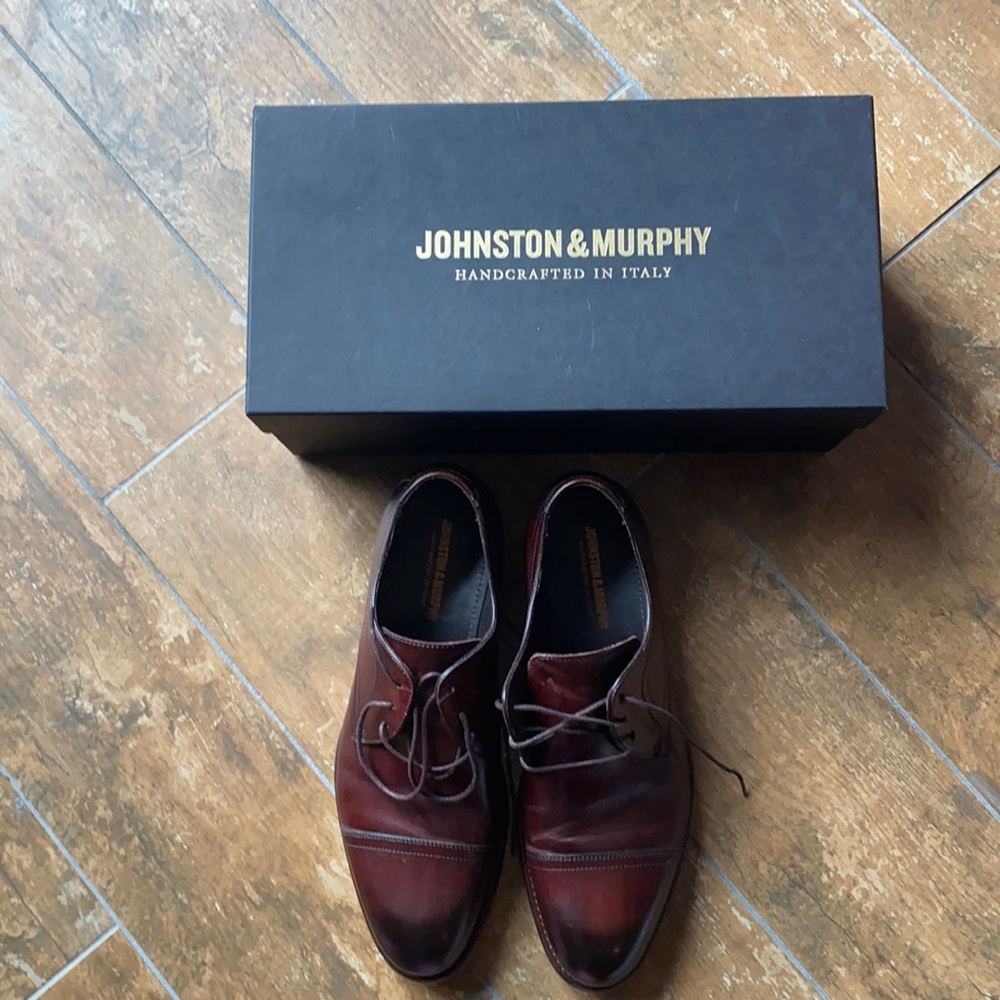 Johnston and Murphy Cartwright dress shoes. Size 10M. Cap toes. Reddish/brown.